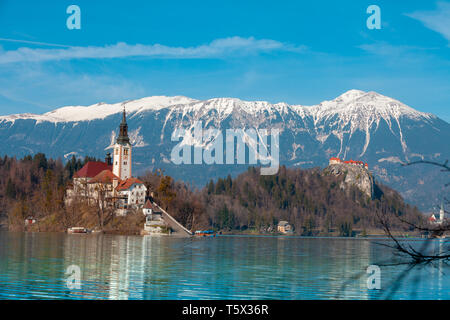 Le lac de Bled contre snowy mountain peaks au début du printemps. La Slovénie, Europe Banque D'Images