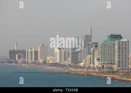 Vue sur les toits de Tel Aviv, Israël, par la côte méditerranéenne comme vu de Jaffa Banque D'Images