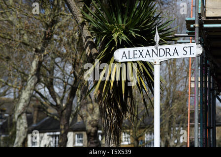 Rue Alexandra signe, signe de route, panneau de rue à Southend on Sea, Essex, Royaume-Uni. Vintage sign in vieille ville de Southend Cliff Banque D'Images