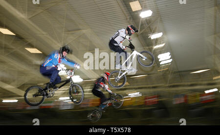 Riders aller au cours d'une session pratique, avant le premier jour de l'UCI Supercross 2019 BMX Coupe du monde auprès de la UK National Cycling Centre, Manchester. Banque D'Images