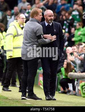 Gestionnaire celtique Neil Lennon (à gauche), serre la main avec gestionnaire de Kilmarnock Steve Clarke après le Ladbrokes Premiership match écossais au Celtic Park, Glasgow. Banque D'Images