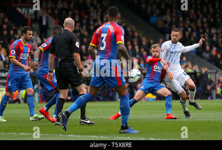 Crystal Palace's Max Meyer (à gauche) et d'Everton, Gylfi Sigurdsson bataille pour la balle au cours de la Premier League match à Selhurst Park, Londres. Banque D'Images