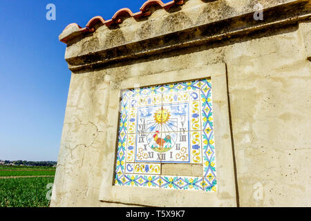 Cadran solaire sur le mur d'une ferme, des azulejos en céramique, région de Valence, Espagne Europe Banque D'Images