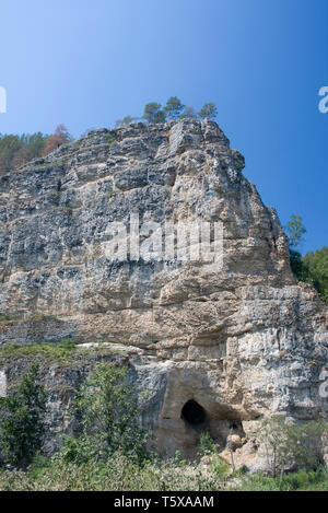 Cave en montagne. Voyage montagnes Oural Banque D'Images