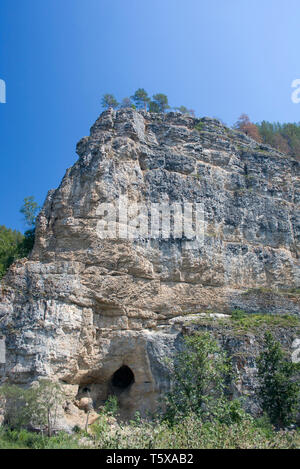 Cave en montagne. Voyage montagnes Oural Banque D'Images