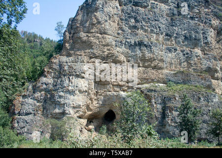 Cave en montagne. Billet de montagnes de l'Oural. Ciel bleu et vert de la forêt Banque D'Images