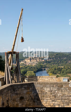 Trébuchet médiéval au château de Castelnaud, forteresse médiévale à Castelnaud-la-Chapelle, Dordogne, Aquitaine, France Banque D'Images