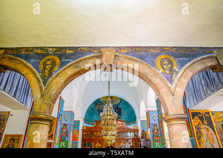 Intérieur de l'église orthodoxe grecque de Saint George dans la vieille ville de Madaba, Jordanie. Banque D'Images