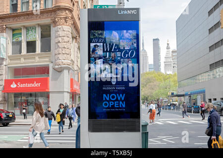 Une publicité pour HUDSON YARDS sur un Linknyc afficher sur Broadway et East 13th Street à Greenwich Village, Manhattan, New York City Banque D'Images