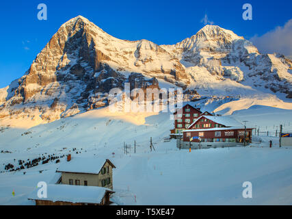 Chalets et hôtel avec face nord de l'Eiger et le Mönch montagnes derrière, en hiver. Kleine Scheidegg, Oberland Bernois, Suisse (Suisse) Banque D'Images