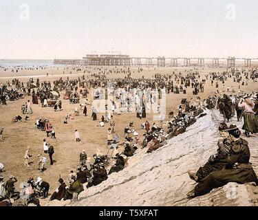 Blackpool Beach Avec North Pier, Blackpool, Lancashire, Angleterre. Entre 1890 Et 1910. Banque D'Images