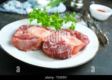 La viande avec du sel et l'arôme piquant Banque D'Images