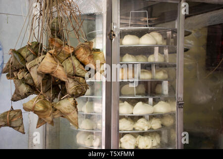 Les chinois alimentaire asiatique vente sticky rice dumpling et tim somme pour l'étranger et l'achat des Chinois au magasin local de la vieille ville, dans le centre-ville de Shantou ou Banque D'Images