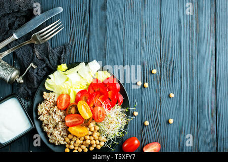 La nourriture végane, légumes et qinoa sur la plaque Banque D'Images