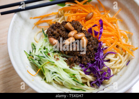 Avec garniture nouilles grillé et salade de légumes à la chinoise pour la vente au restaurant local à Shantou ville ou Swatow city dans le Guangdong, Chine Banque D'Images