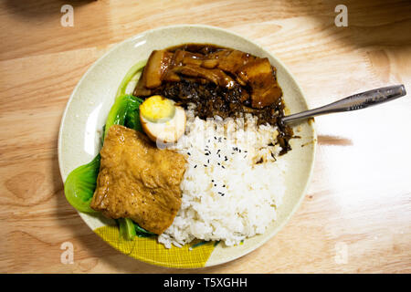 La garniture de riz canard rôti grillé et le tofu et œuf dur style chinois à vendre dans un restaurant local à Shantou ville ou Swatow city à Guangdong Banque D'Images