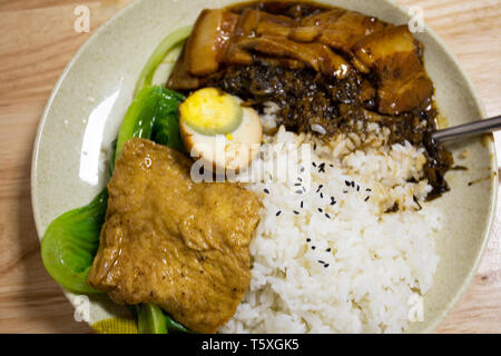 La garniture de riz canard rôti grillé et le tofu et œuf dur style chinois à vendre dans un restaurant local à Shantou ville ou Swatow city à Guangdong Banque D'Images