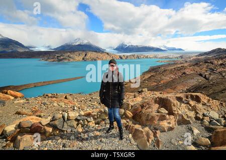 Femme bénéficiant de superbes vues sur le lac et le glacier Upsala, Patagonie, Argentine Banque D'Images