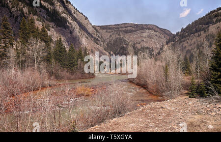 Vue depuis le chemin de fer de Durango à Silverton de l'Animas River dans les montagnes San Juan dans le Colorado Rockies Banque D'Images