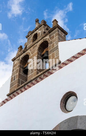 Cloches dans le clocher de l'église de saint Ursula, Iglesia de Santa Ursula, surmontée de la tête en pierre de Juan Centeno, sur la Plaza de Espana, Adeje, Banque D'Images