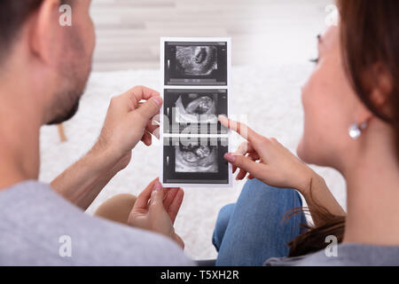 Close-up of a pregnant Regardant Rapport Échographie Banque D'Images