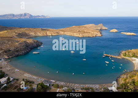 Grèce, Rhodes, Lindos Acropole et plage de Megali Paralia Banque D'Images