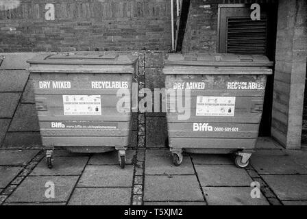 Biffa bacs de recyclage, Winchester, Hampshire, Angleterre, Royaume-Uni. Banque D'Images