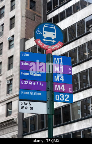 Arrêt de bus dans la Cinquième Avenue, Manhattan, New York City, USA Banque D'Images