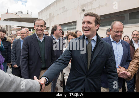 L'arrivée et salutations de Pablo Casado chef du parti populaire conservateur dans la région de Cáceres, Espagne Banque D'Images