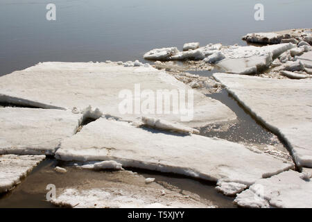 Dérive de la glace sur une rivière de printemps Banque D'Images