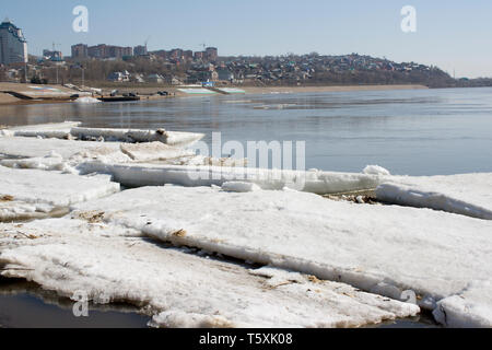 Dérive de la glace sur une rivière . Le printemps à big town Banque D'Images