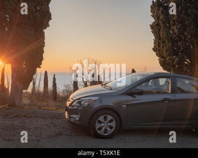 Sébastopol, République de Crimée - Mars 23, 2019 : La voiture Hyundai Solaris est stationné dans la nature. Giad / Hyundai Accent Hyundai / Avega Brio / Dodge Verna Banque D'Images