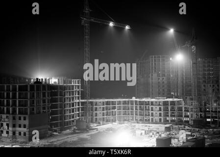 L'activité de travail sur une surface de bâtiment de nuit . Photo en noir et blanc Banque D'Images