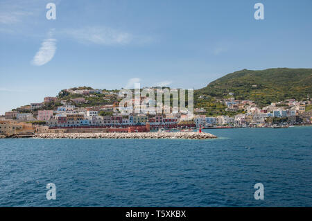 Le port pittoresque de Ponza Banque D'Images