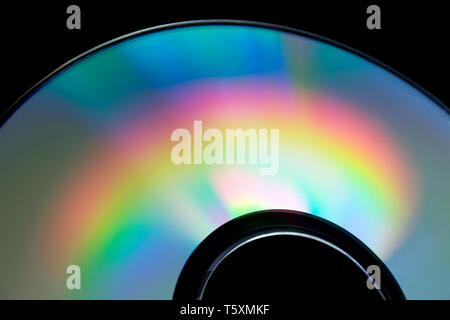 Arc-en-ciel sur un disque compact . Isolated on black Banque D'Images