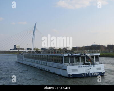 Un bateau de croisière, la rivière Navigator, voiles le long du canal de Amsterdam-Rhine vers le Prince Claus pont à Utrecht. Banque D'Images