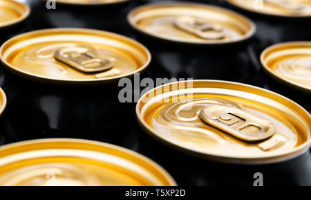 La photo en gros de canettes dans une matière. L'aluminium peut l'arrière-plan. Pouvez Pattern. Canettes en aluminium. On peut boire. Conteneurs métalliques pour l'emballage dri Banque D'Images