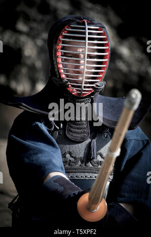 Jeune homme pratiquant le Kendo avec sabre en bois. Le kendo Word peut être traduit comme "la voie du sabre". Banque D'Images