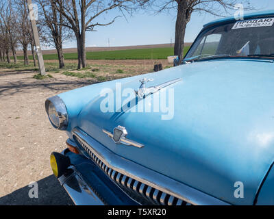Sébastopol, République de Crimée - Mars 23, 2019 vieux bleu voiture soviétique Volga GAZ M21 GAZ-21 oldtimer stationné sur la route au printemps ensoleillé Волга ГАЗ Banque D'Images