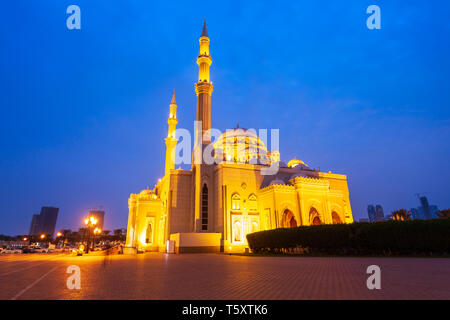 La Mosquée Al Noor est une mosquée principale situé sur le lagon de Khaled à la Buhaira Corniche dans la ville de Sharjah, Émirats arabes unis Banque D'Images