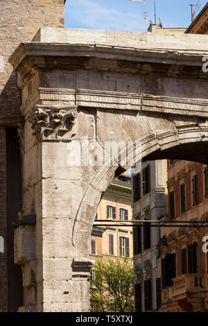 Rome. L'Italie. L'Arc de Gallien (Arco), le dessinateur Gallieno n romain antique Porta Esquilina dans le Servian mur. Banque D'Images