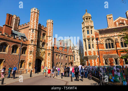 La grande porte, St John's College, et l'ancien Divinity School, ville universitaire de Cambridge, Cambridgeshire, Angleterre Banque D'Images