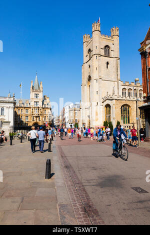 La grande église de St Marys et Gonville et Caius College, Trinity Street, ville universitaire de Cambridge, Cambridgeshire, Angleterre Banque D'Images