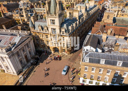 Regardant vers le bas sur les foules au Gonville et Caius College de St Marys church tower.ville universitaire de Cambridge, Cambridgeshire, Angleterre Banque D'Images