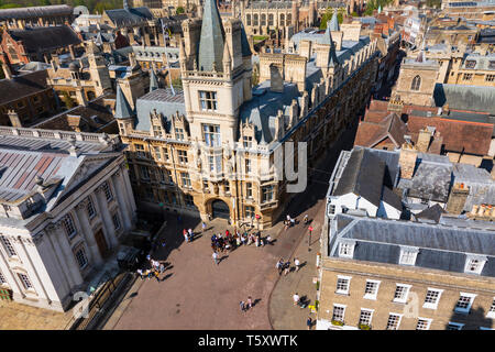 Regardant vers le bas sur les foules au Gonville et Caius College de St Marys church tower.ville universitaire de Cambridge, Cambridgeshire, Angleterre Banque D'Images