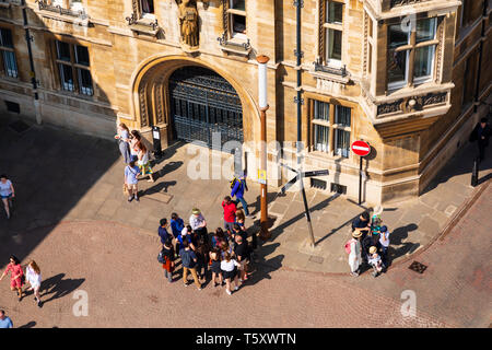 Regardant vers le bas sur les foules au Gonville et Caius College de St Marys church tower.ville universitaire de Cambridge, Cambridgeshire, Angleterre Banque D'Images