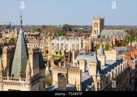 À la recherche sur les toits de Gonville et Caius College, St John's college grande porte et la chapelle de St John's College. Ville universitaire de Cambridge, Banque D'Images