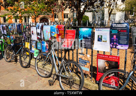 Des vélos et des affiches sur les grilles du jardin tous les Saints, l'art and craft fair, Trinity Street, ville universitaire de Cambridge, Cambridgeshire, Engla Banque D'Images