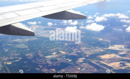 KUALA LUMPUR, MALAISIE - avril 11th, 2015 : vue aérienne à bord du vol Malaysia Airlines en route pour Langakwi Banque D'Images