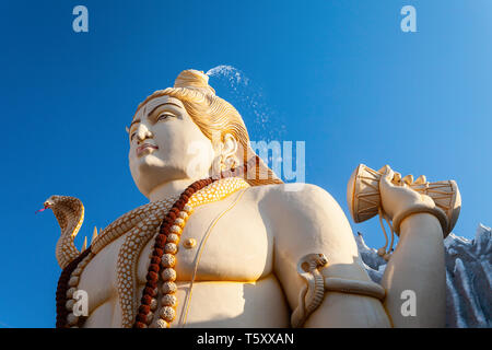 Seigneur Shiva statue au temple de Shiva Shivoham, situé dans la ville de Bangalore au Karnataka, Inde Banque D'Images